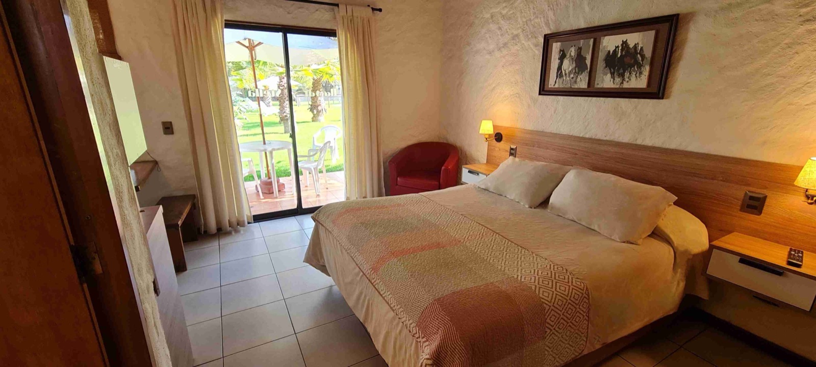 Departamento matrimonial con ventanal a la terraza