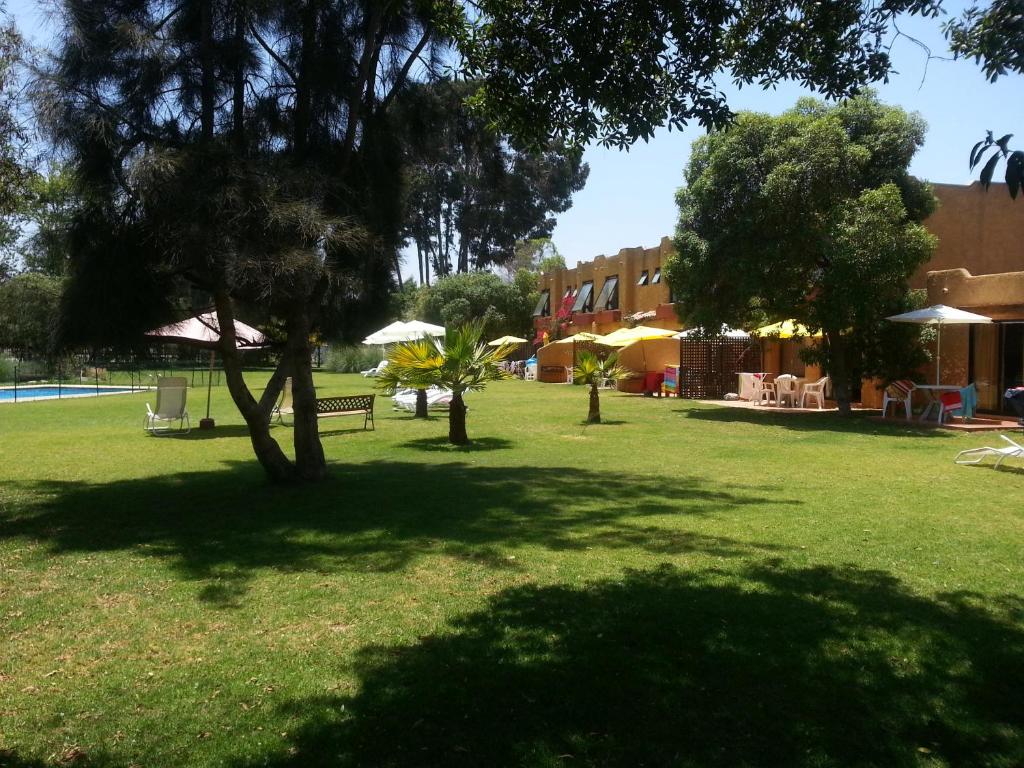 Jardín con quitasoles frente a los departamentos